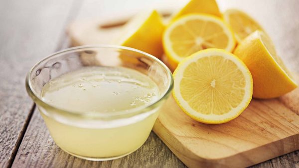 Лимонный сок в пиале и плоды