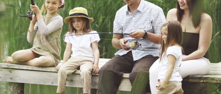 семья ловить рыбу