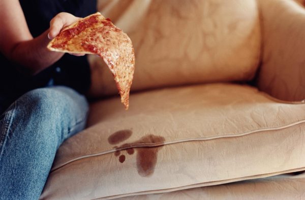 Жирное пятно от пиццы на диване