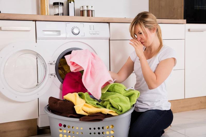 Как избавиться от неприятного запаха на одежде: домашние способы и промышленные средства