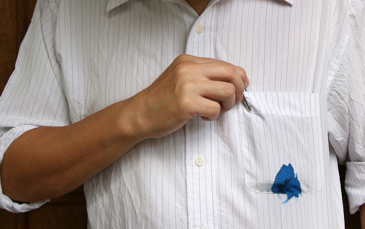 Как вывести пятна от ручки с белой одежды