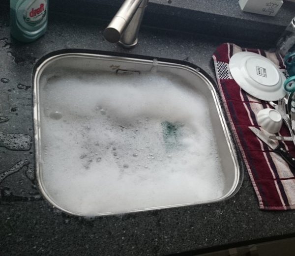 Жидкость для мытья посуды против наклеек