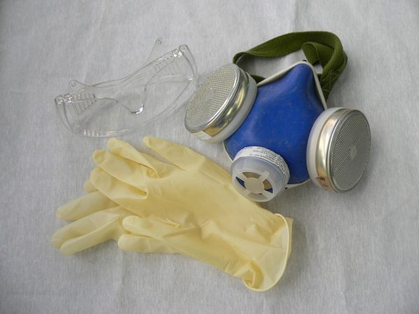 Перчатки, респиратор и очки