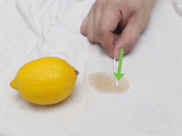 Лимон и пятно на белой ткани